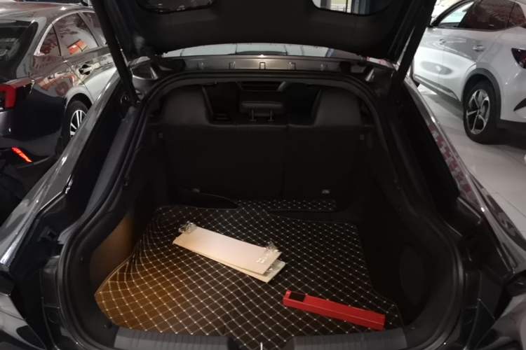 Used CHANGAN UNI-V 2025 Model Third-Generation 2.0T Dynamic Edition Trunk