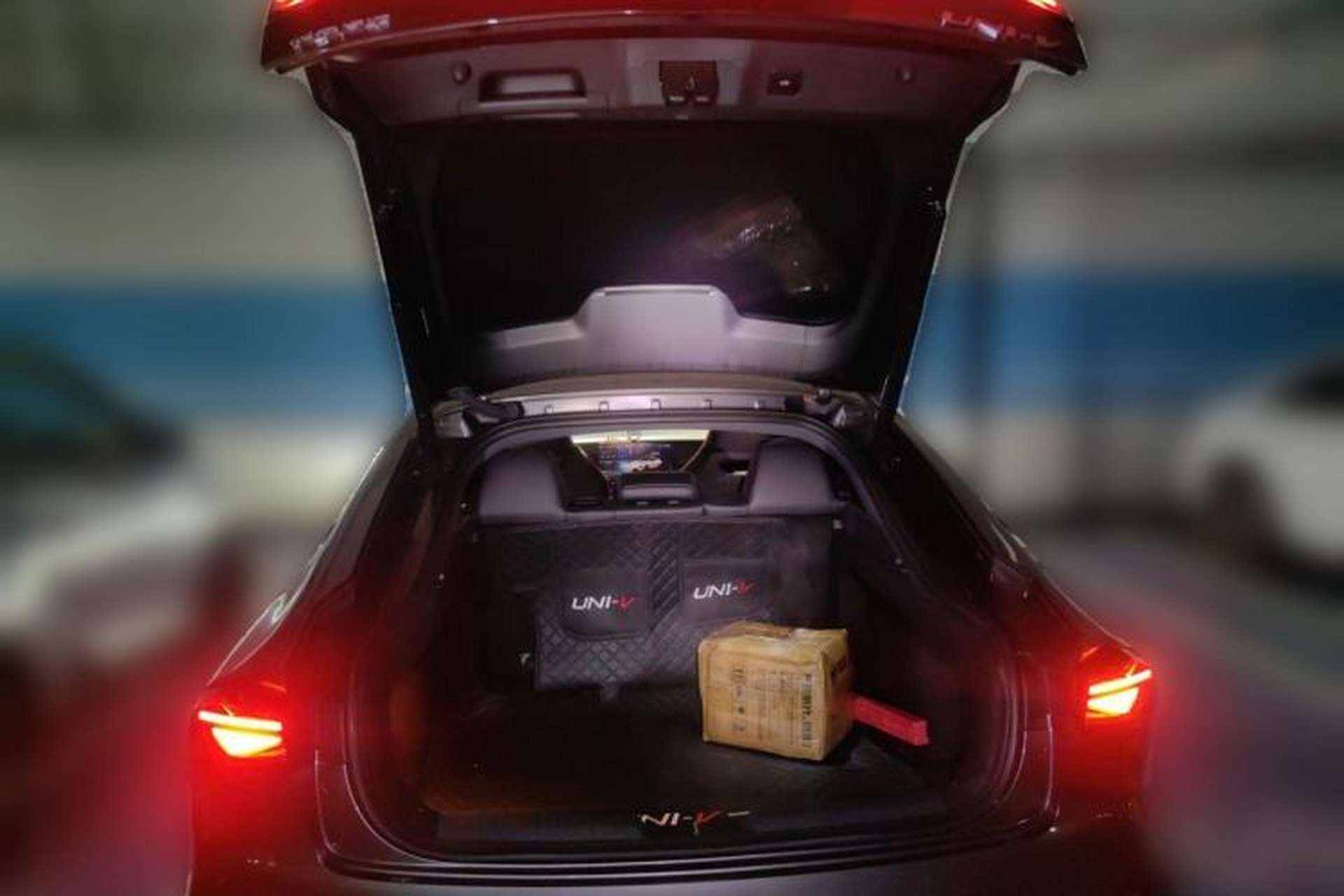 Used CHANGAN UNI-V 2025 Model Third-Generation 1.5T 500Bar Prestige Sports Edition Trunk