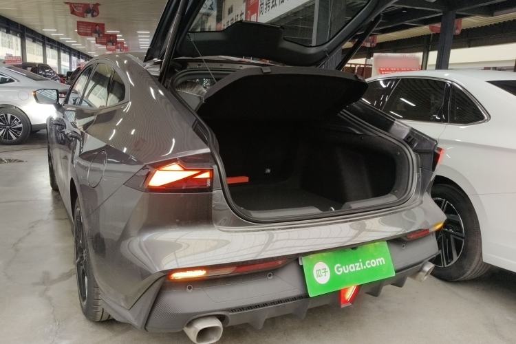 Used CHANGAN UNI-V 2025 1.5T 500Bar High-Energy Version Trunk