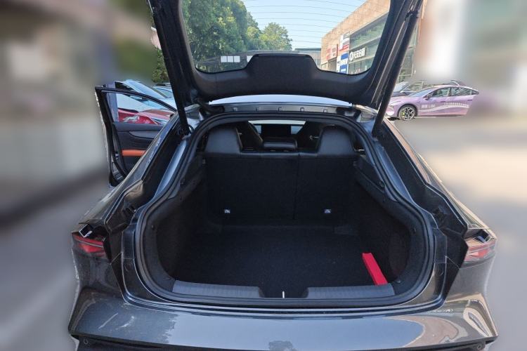 Used CHANGAN UNI-V 2025 Model Third-Generation 2.0T Dynamic Edition Trunk