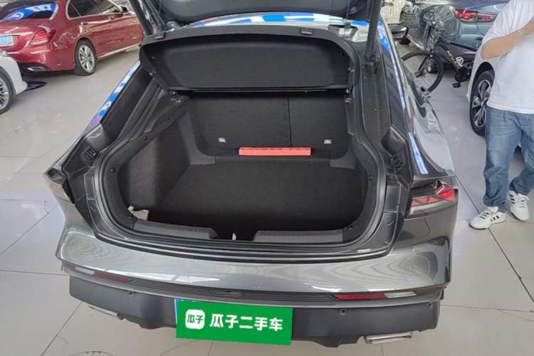 Used CHANGAN UNI-V 2025 1.5T 500Bar Prestige Version Trunk
