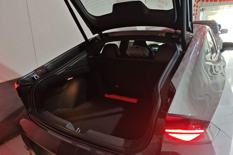 Used CHANGAN UNI-V 2025 Model Third-Generation 1.5T 500Bar Prestige Sports Edition Trunk