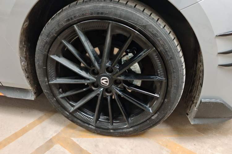 Used CHANGAN UNI-V 2025 1.5T 500Bar Prestige Sporty Version Right Front Wheel Hub