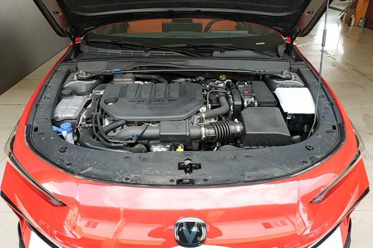 Used CHANGAN UNI-V 2025 Model Third-Generation 2.0T Dynamic Edition Engine Bay
