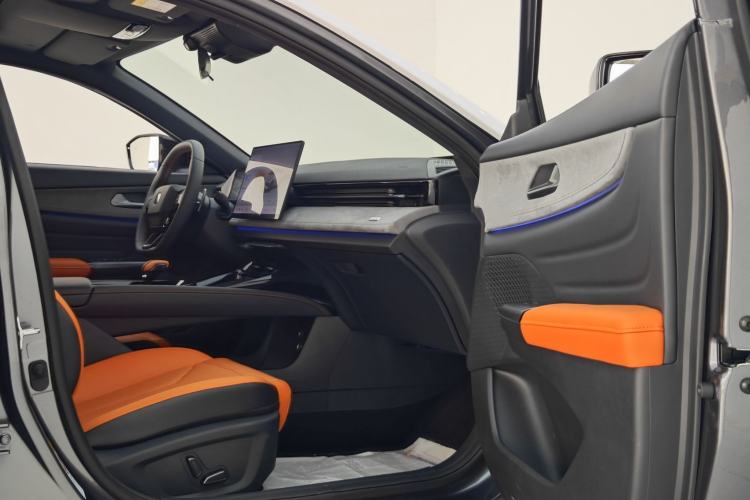 Used CHANGAN UNI-V 2025 Model Third-Generation 2.0T Dynamic Edition Interior 4