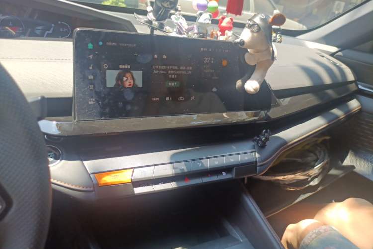 Used CHANGAN UNI-V 2025 1.5T 500Bar Prestige Version Audio And AC Panel