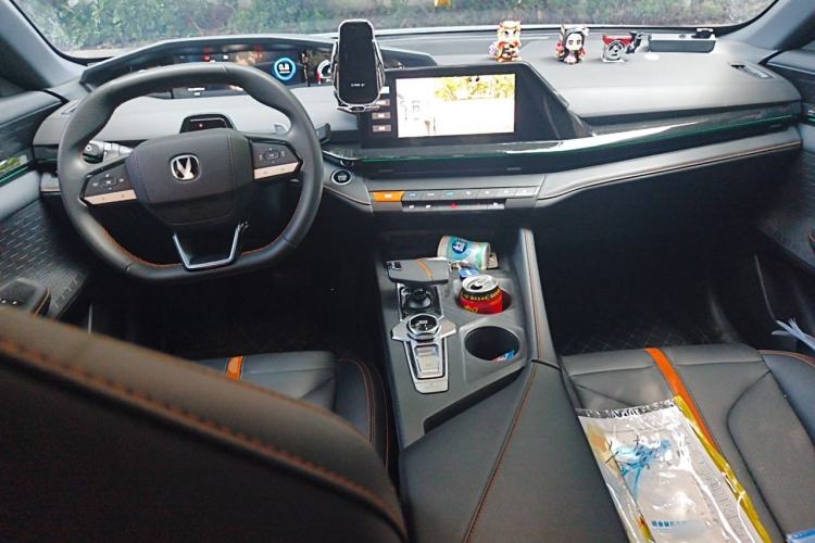 Used CHANGAN UNI-V 2025 1.5T 500Bar Prestige Version Center Console