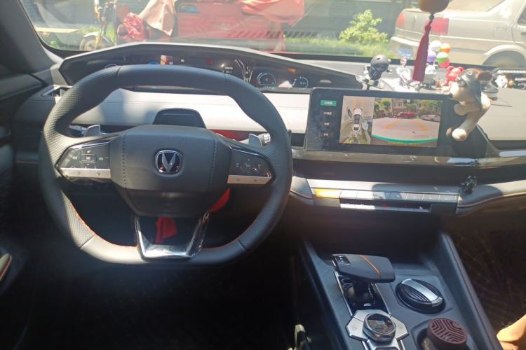 Used CHANGAN UNI-V 2025 1.5T 500Bar Prestige Version Center Console