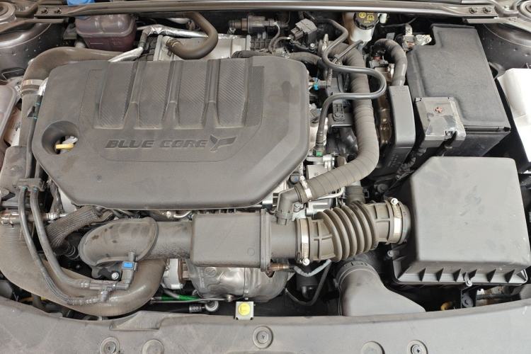 Used CHANGAN UNI-V 2025 Model Third-Generation 2.0T Dynamic Edition Engine Bay