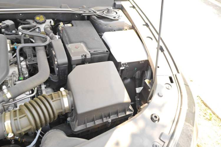 Used CHANGAN UNI-V 2025 Model Third-Generation 2.0T Dynamic Edition Engine Bay Left