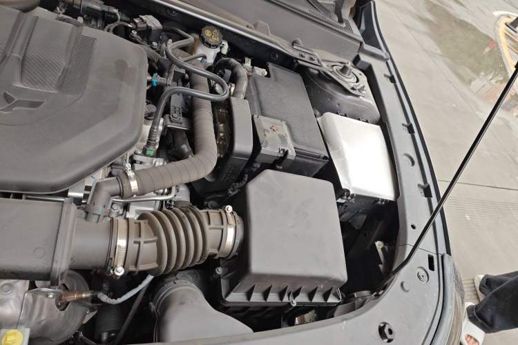 Used CHANGAN UNI-V 2025 Model Third-Generation 2.0T Dynamic Edition Engine Bay Left