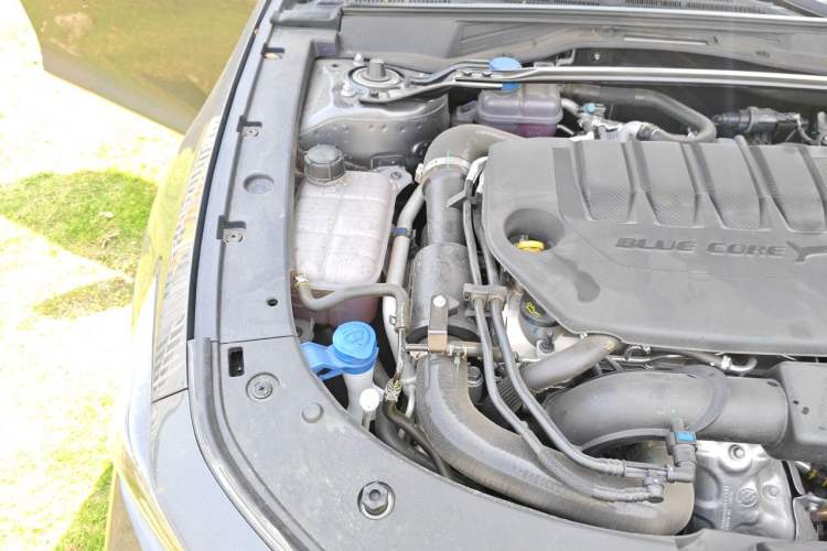 Used CHANGAN UNI-V 2025 Model Third-Generation 2.0T Dynamic Edition Engine Bay Right