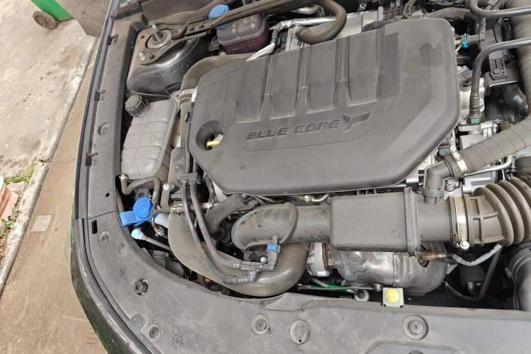 Used CHANGAN UNI-V 2025 Model Third-Generation 2.0T Dynamic Edition Engine Bay Right
