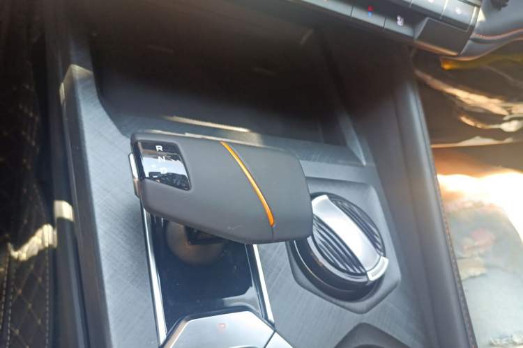 Used CHANGAN UNI-V 2025 1.5T 500Bar Prestige Version Gear Lever