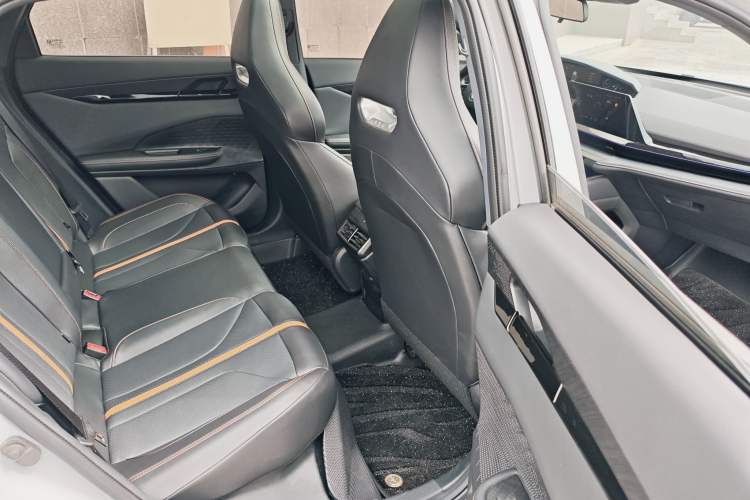 Used CHANGAN UNI-V 2025 1.5T 500Bar Prestige Version Interior 11