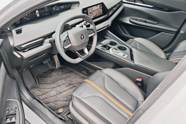 Used CHANGAN UNI-V 2025 1.5T 500Bar Prestige Version Interior 2