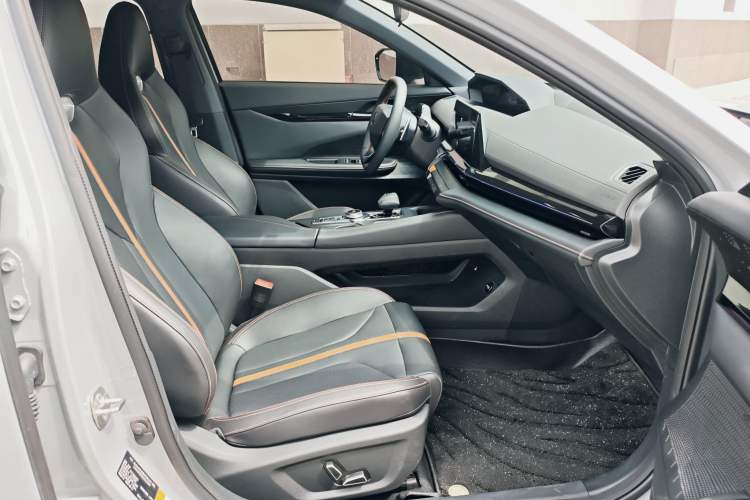 Used CHANGAN UNI-V 2025 1.5T 500Bar Prestige Version Interior 8