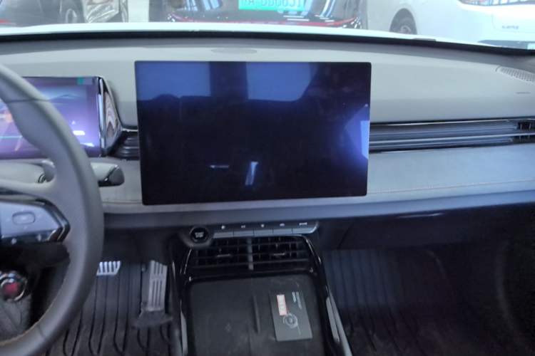 Used CHANGAN UNI-V 2025 Model Third-Generation 2.0T Dynamic Edition Audio And AC Panel