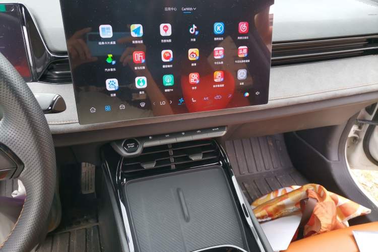 Used CHANGAN UNI-V 2025 Model Third-Generation 2.0T Dynamic Edition Audio And AC Panel