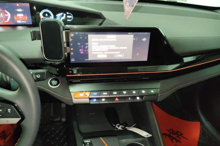 Used CHANGAN UNI-V 2025 1.5T 500Bar Prestige Sporty Version Audio And AC Panel