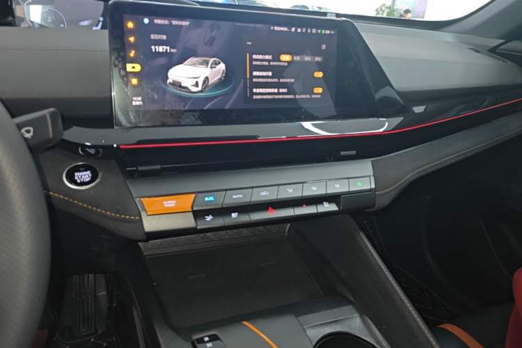 Used CHANGAN UNI-V 2025 1.5T 500Bar Prestige Sporty Version Audio And AC Panel