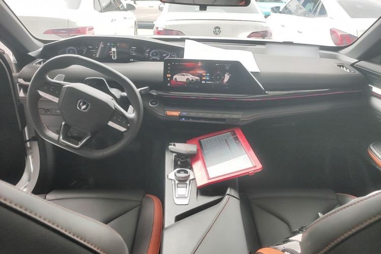 Used CHANGAN UNI-V 2025 1.5T 500Bar High-Energy Version Center Console
