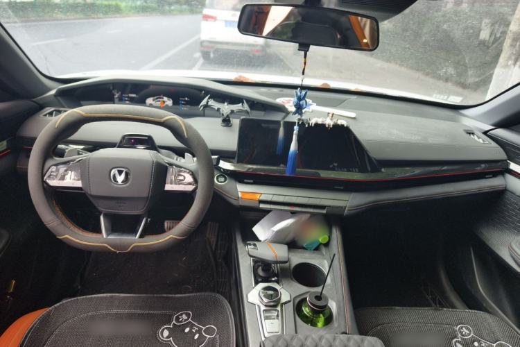 Used CHANGAN UNI-V 2025 1.5T 500Bar Prestige Sporty Version Center Console
