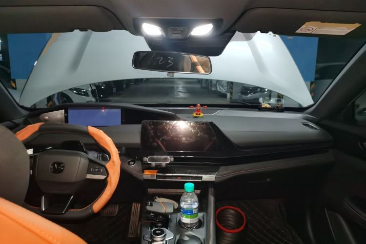 Used CHANGAN UNI-V 2025 Model Third-Generation 1.5T 500Bar Prestige Sports Edition Center Console