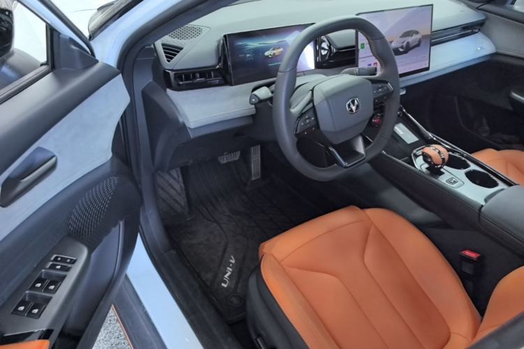 Used CHANGAN UNI-V 2025 Model Third-Generation 2.0T Dynamic Edition Driver Seat
