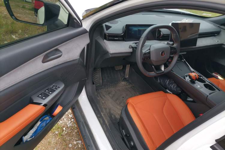 Used CHANGAN UNI-V 2025 Model Third-Generation 2.0T Dynamic Edition Driver Seat