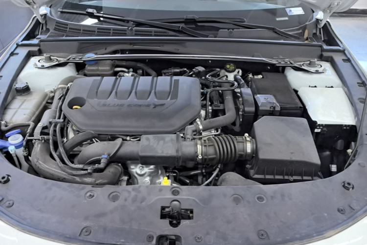 Used CHANGAN UNI-V 2025 Model Third-Generation 2.0T Dynamic Edition Engine Bay