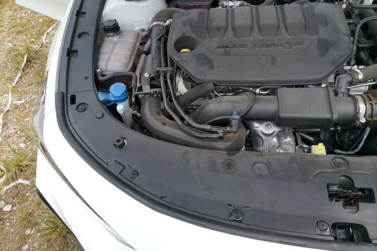 Used CHANGAN UNI-V 2025 Model Third-Generation 2.0T Dynamic Edition Engine Bay Right