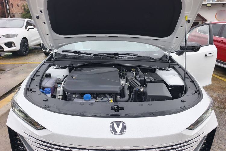 Used CHANGAN UNI-V 2025 1.5T 500Bar High-Energy Version Engine Bay