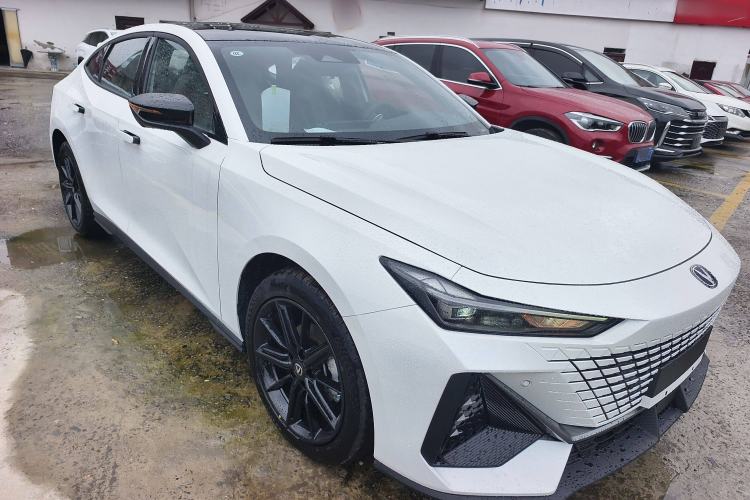 Used CHANGAN UNI-V 2025 1.5T 500Bar High-Energy Version Exterior 2