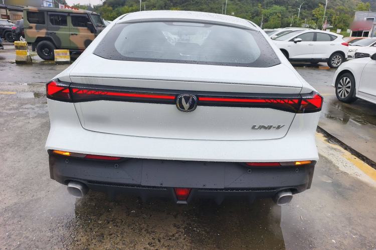 Used CHANGAN UNI-V 2025 1.5T 500Bar High-Energy Version Exterior 4
