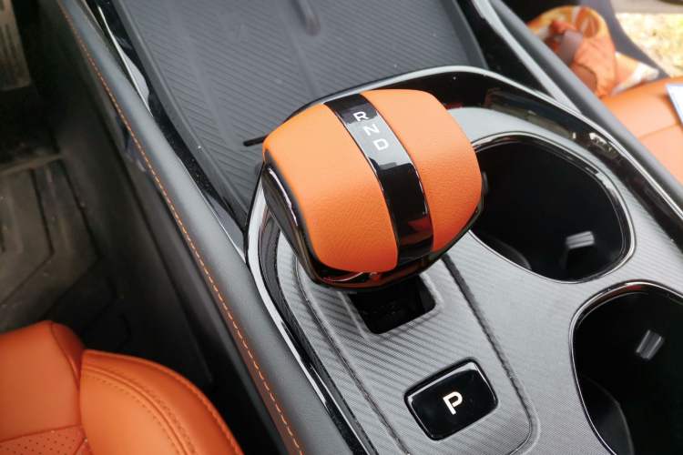 Used CHANGAN UNI-V 2025 Model Third-Generation 2.0T Dynamic Edition Gear Lever