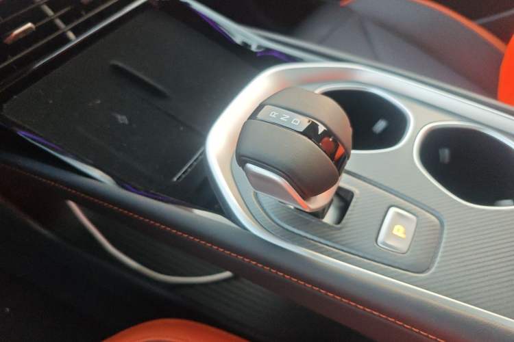 Used CHANGAN UNI-V 2025 Model Third-Generation 1.5T 500Bar Prestige Sports Edition Gear Lever