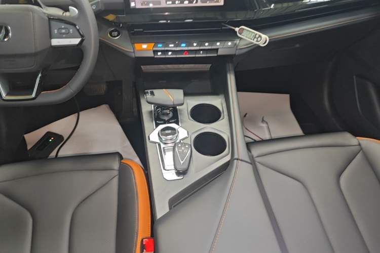 Used CHANGAN UNI-V 2025 1.5T 500Bar High-Energy Version Gear Lever
