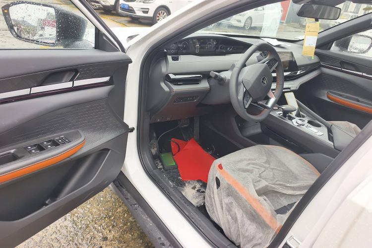 Used CHANGAN UNI-V 2025 1.5T 500Bar High-Energy Version Interior 3