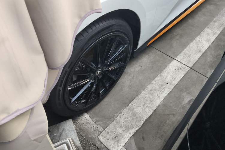 Used CHANGAN UNI-V 2025 1.5T 500Bar Prestige Sporty Version Left Front Wheel Hub