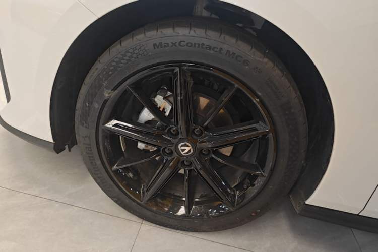 Used CHANGAN UNI-V 2025 1.5T 500Bar High-Energy Version Left Front Wheel Hub