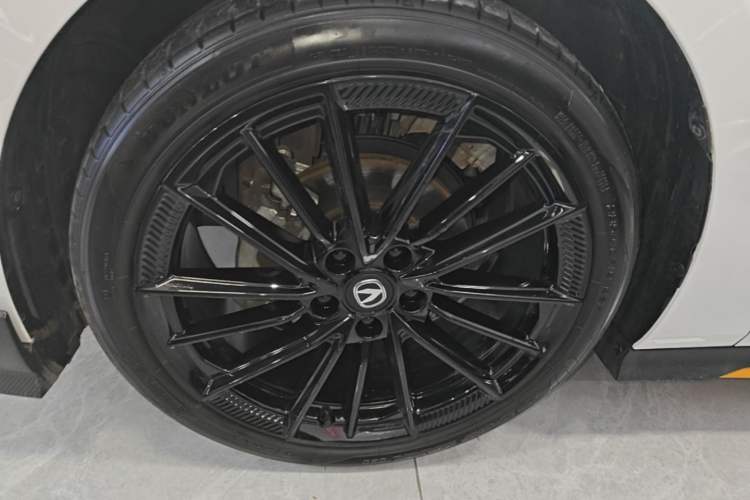 Used CHANGAN UNI-V 2025 1.5T 500Bar Prestige Sporty Version Left Front Wheel Hub