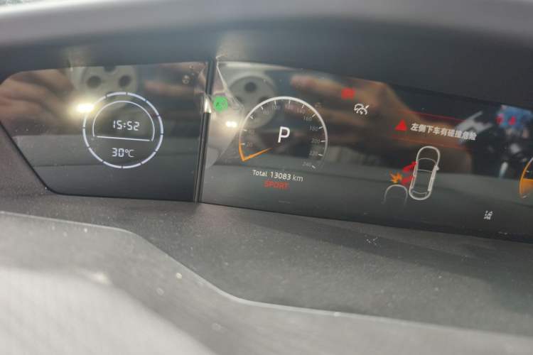 Used CHANGAN UNI-V 2025 1.5T 500Bar Prestige Sporty Version Odometer Close Up