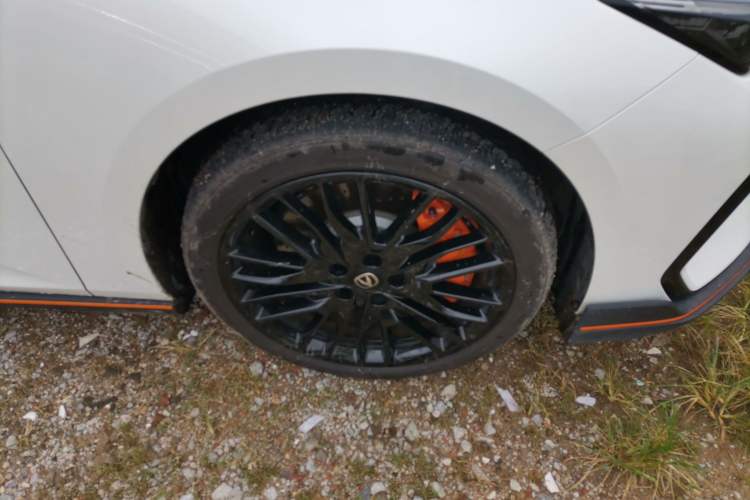 Used CHANGAN UNI-V 2025 Model Third-Generation 2.0T Dynamic Edition Right Front Wheel Hub