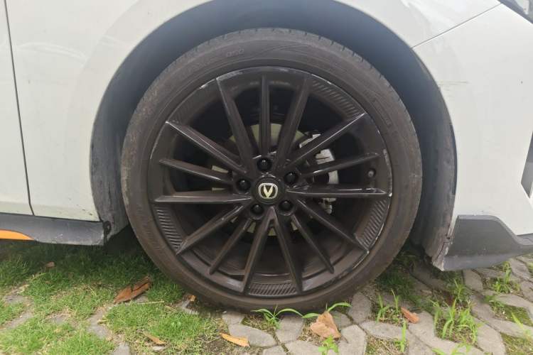 Used CHANGAN UNI-V 2025 1.5T 500Bar Prestige Sporty Version Right Front Wheel Hub