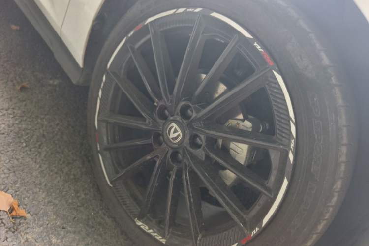 Used CHANGAN UNI-V 2025 1.5T 500Bar Prestige Sporty Version Right Front Wheel Hub