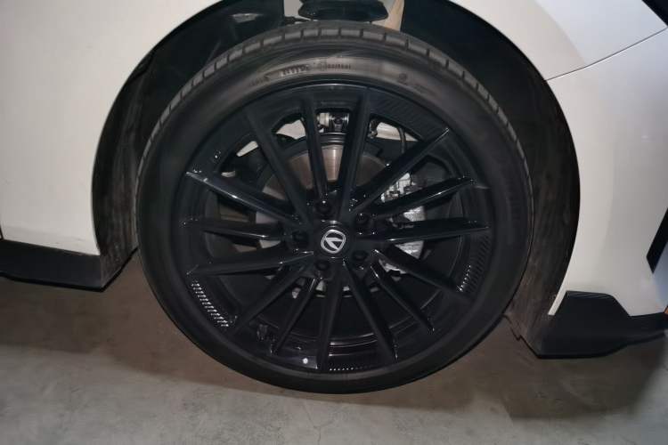 Used CHANGAN UNI-V 2025 Model Third-Generation 1.5T 500Bar Prestige Sports Edition Right Front Wheel Hub