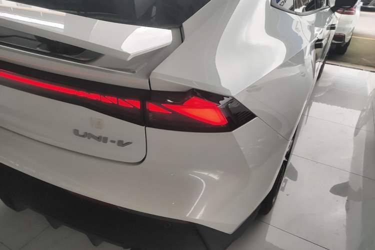 Used CHANGAN UNI-V 2025 1.5T 500Bar High-Energy Version Right Rear Taillight