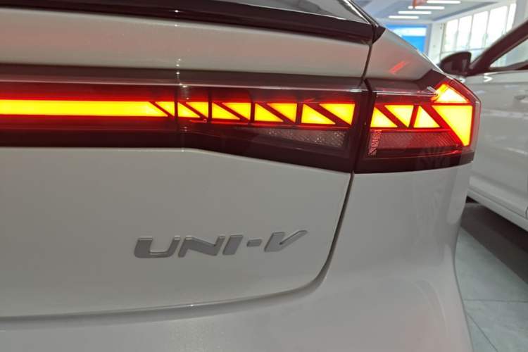 Used CHANGAN UNI-V 2025 1.5T 500Bar Prestige Sporty Version Right Rear Taillight