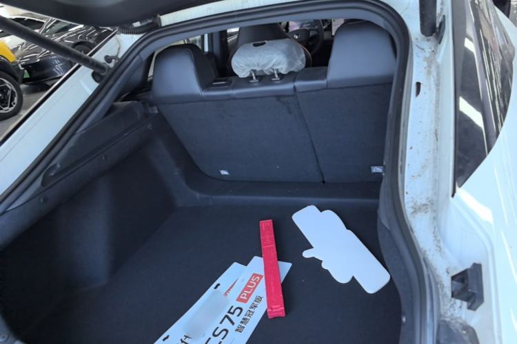 Used CHANGAN UNI-V 2025 Model Third-Generation 2.0T Dynamic Edition Trunk